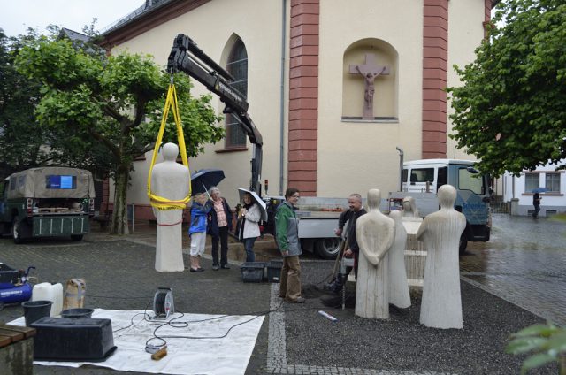 Einige Schaulustige beobachten, wie die Figur vom LKW abgeladen wird. (Foto: Uwe Seemann) _DSC2947